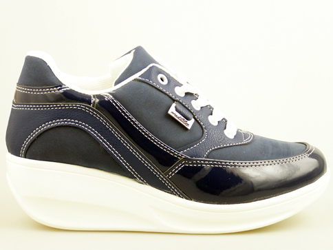 Уникален модел дамски обувки на удобна платформа 216s